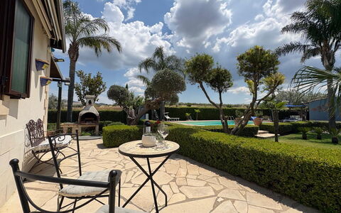 Villa Simona: Piscina, Jardín, Mueble Para Exteriores, Recurso, Sombra, Paisajismo, Césped, Eco Hotel, Yarda