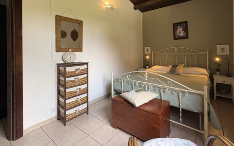 Villa Simona: Mueble, Diseño De Interiores, Cama, Piso, Suelo, Habitación, Techo, Madera, Habitación, Lecho