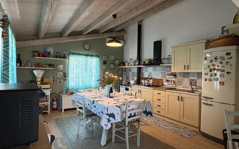Villa Simona: Mueble, Diseño De Interiores, Madera, Piso, Techo, Cocina, Silla, Habitación, Encendiendo, Suelo