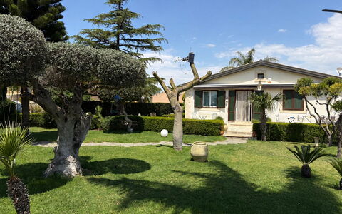 Villa Simona: Hierba, Arbusto, Barrio Residencial, Jardín, Casa, Césped, El Terreno Del Lote, Casa, Cobertura Del Suelo