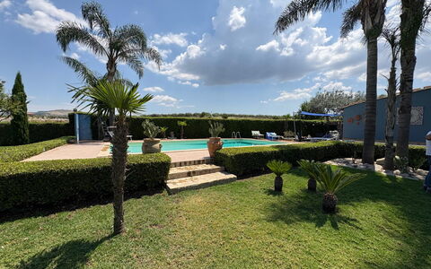 Villa Simona: Azul, Piscina, Recurso, Jardín, Paisajismo, Hacienda, Césped, Inmuebles, Sombra