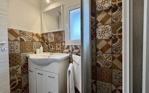 Villa Simona: Piso, Suelo, Diseño De Interiores, Loseta, Arreglo De Tubería, Habitación, Plomería, Departamento, Techo, Baño