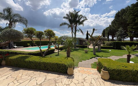 Villa Simona: Arbusto, Jardín, Paisaje, Recurso, Piscina, Paisajismo, Césped, Sombra, Hacienda
