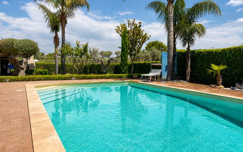 Villa Simona: Piscina, Azul, Agua, Recurso, Material Compuesto, Eco Hotel, Ocio, Sombra, Fuente De Agua