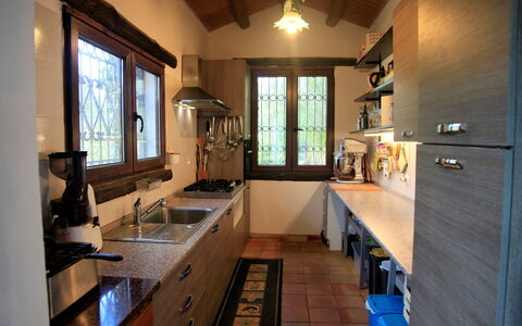 Casa Goel: Cocina, Aparato De Cocina, Mostrador, Fregadero, Electrodoméstico, Madera, Gabinetes, Mueble, Estufa De Cocina, Diseño De Interiores