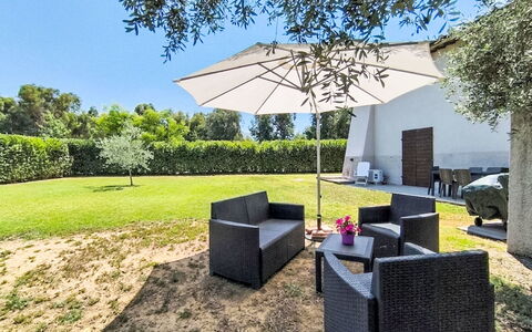 Scarlino 35: Mueble, Mueble Para Exteriores, Jardín, Silla, Sombra, Césped, Patio Interior, Paisajismo, Paraguas, Yarda