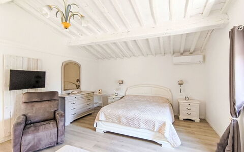 Scarlino 35: Mueble, Cama, Habitación, Diseño De Interiores, Pared, Lecho, Sábana, Piso, Suelo, Techo