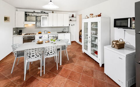 Villa le 2 Emme: Mueble, Cocina, Diseño De Interiores, Piso, Suelo, Mostrador, Aparato De Cocina, Electrodoméstico, Gabinetes, Madera