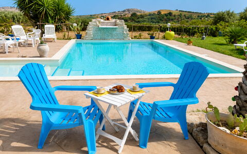 Villa Emme: Azul, Mueble, Mueble Para Exteriores, Silla, Recurso, Piscina, Eco Hotel, Mesa Al Aire Libre, Sunlounger, Paraguas