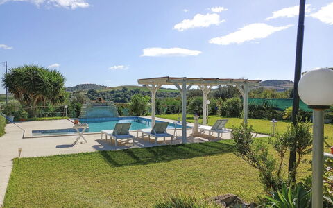 Villa Emme: Piscina, Recurso, Mueble Para Exteriores, Ocio, Sombra, Jardín, Eco Hotel, Silla, Paisajismo, Patio Interior
