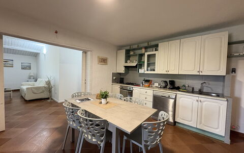 Villa Emme: Mueble, Diseño De Interiores, Piso, Suelo, Madera, Cocina, Techo, Mostrador, Habitación, Mesa