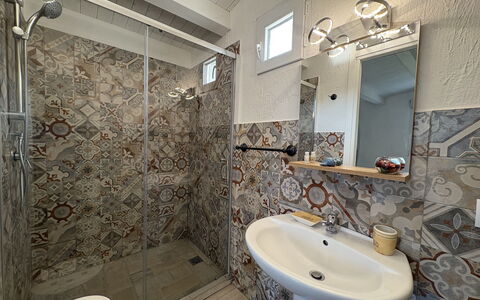 Villa Emme: Piso, Arreglo De Tubería, Suelo, Diseño De Interiores, Baño, Techo, Lavabo Del Baño, Baño, Lavabo, Plomería