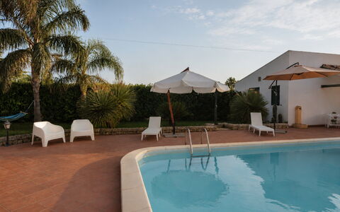 Villa Cigno Reale: Piscina, Recurso, Sunlounger, Eco Hotel, Hacienda, Sombra, Hotel, Mueble Para Exteriores, Paraguas