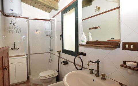 Villa Cigno Reale: Baño, Lavabo Del Baño, Arreglo De Tubería, Lavabo, Diseño De Interiores, Grifo, Espejo, Techo, Piso, Plomería