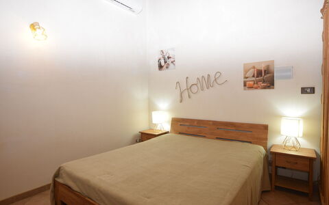 Villa Cigno Reale: Cama, Habitación, Lecho, Diseño De Interiores, Mueble, Suelo, Sábana, Piso, Pared, Madera