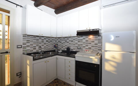 Villa Cigno Reale: Cocina, Aparato De Cocina, Mostrador, Electrodoméstico, Diseño De Interiores, Gabinetes, Piso, Madera, Estufa De Cocina, Mueble