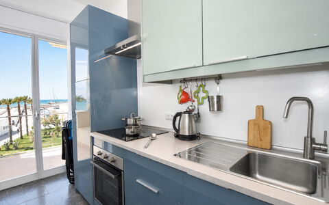 La Casa di Luigi: Cocina, Mostrador, Electrodoméstico, Aparato De Cocina, Gabinetes, Mueble, Diseño De Interiores, Piso, Suelo, Departamento