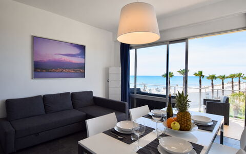 La Casa di Luigi: Mueble, Mar, Sombra, Silla, Departamento, Oceano, Costa, Recurso, Hotel