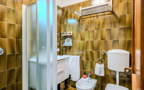 Riva&Lago: Piso, Suelo, Arreglo De Tubería, Diseño De Interiores, Plomería, Baño, Baño, Asiento Del Baño, Lavabo, Loseta