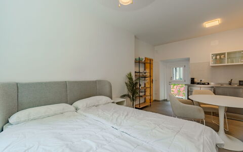 Via Monte Brione: Mueble, Diseño De Interiores, Cama, Pared, Piso, Habitación, Suelo, Techo, Madera, Habitación