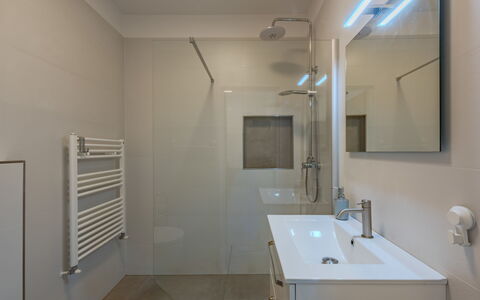 Via Monte Brione: Piso, Diseño De Interiores, Pared, Suelo, Baño, Arreglo De Tubería, Techo, Encendiendo, Plomería, Lavabo Del Baño