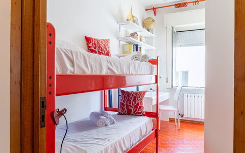 Corso 109: Cama, Habitación, Lecho, Diseño De Interiores, Mueble, Rojo, Sábana, Piso, Suelo, Linos