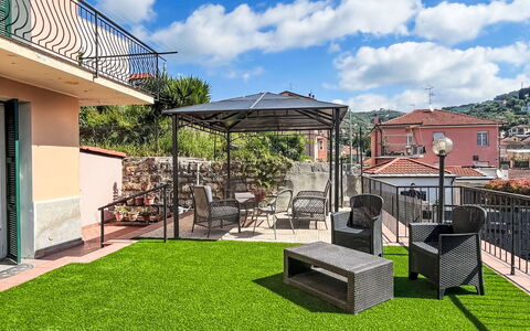 Daisy: Balcón, Porche, Patio, Jardín, Mueble Para Exteriores, Recurso, Sombra, Patio, Yarda, Cubierta