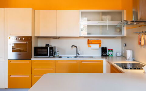 Daisy: Cocina, Mostrador, Aparato De Cocina, Gabinetes, Diseño De Interiores, Mueble, Electrodoméstico, Madera, Amarillo, Naranja