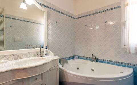 Orto di Silvia: Baño, Arreglo De Tubería, Bañera, Piso, Diseño De Interiores, Grifo, Suelo, Lavabo, Plomería, Lavabo Del Baño