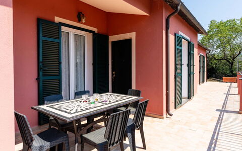 Orto di Silvia: Piso, Suelo, Mueble, Silla, Mesa Al Aire Libre, Mueble Para Exteriores, Cocina Y Comedor Mesa, Sombra, Balcón, Manchas De Madera