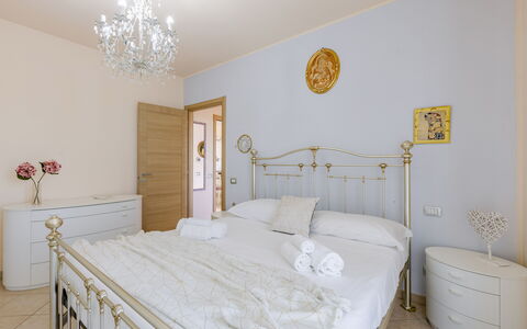 Sweet Loreto: Mueble, Cama, Habitación, Diseño De Interiores, Madera, Suelo, Piso, Lecho, Sábana, Encendiendo