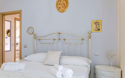 Sweet Loreto: Cama, Habitación, Lecho, Diseño De Interiores, Sábana, Mueble, Marco De La Cama, Suelo, Linos, Encendiendo
