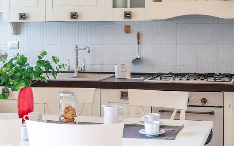 Sweet Loreto: Cocina, Mueble, Mostrador, Aparato De Cocina, Diseño De Interiores, Gabinetes, Madera, Electrodoméstico, Piso, Vajilla