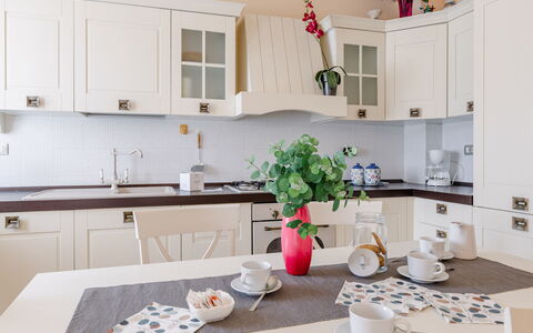 Sweet Loreto: Mueble, Cocina, Diseño De Interiores, Gabinetes, Mostrador, Madera, Vajilla, Aparato De Cocina, Piso, Casa