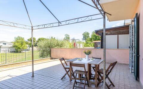 Sweet Loreto: Suelo, Silla, Sombra, Cocina Y Comedor Mesa, Estructura Al Aire Libre, Planta De Casa, Mueble Para Exteriores, Balcón, Maceta, La Luz Del Día
