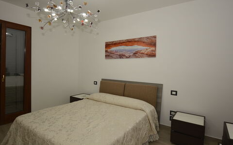 Villa Monaco: Cama, Habitación, Sábana, Lecho, Diseño De Interiores, Madera, Mueble, Suelo, Linos, Marco De La Cama