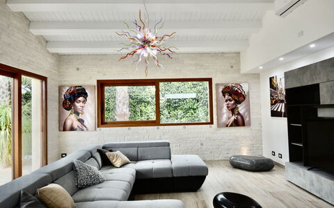 Villa Monaco: Mueble, Diseño De Interiores, Piso, Sofá, Suelo, Pared, Sala, Madera, Casa, Techo