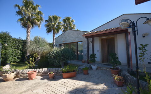Villa Monaco: Arbusto, Barrio Residencial, Casa, Casa, Sombra, Hacienda, Inmuebles, Paisajismo, Jardín