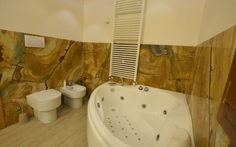 Villa Monaco: Piso, Diseño De Interiores, Suelo, Arreglo De Tubería, Encendiendo, Baño, Habitación, Techo, Bañera, Plomería