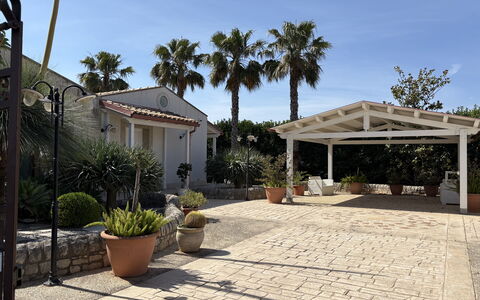 Villa Monaco: Sombra, Maceta, Hacienda, Losa, Estructura Al Aire Libre, Inmuebles, Paisajismo, Jardín