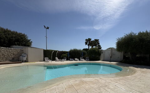 Villa Monaco: Piscina, Material Compuesto, Recurso, Sombra, Fuente De Agua, Hormigón, Paisajismo, Mueble Para Exteriores, Hotel