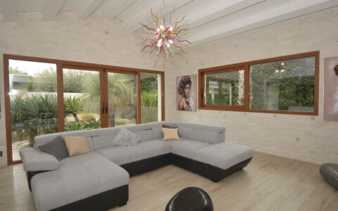 Villa Monaco: Mueble, Sofá, Diseño De Interiores, Sala, Piso, Suelo, Casa, Departamento, Mesa De Café