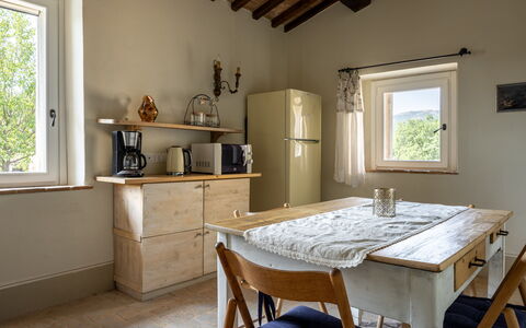 Il Casale al Colle: Mueble, Diseño De Interiores, Madera, Piso, Cocina, Techo, Suelo, Habitación, Encendiendo, Mesa