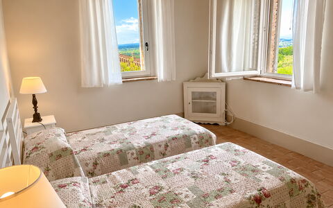 Il Casale al Colle: Mueble, Habitación, Cama, Diseño De Interiores, Madera, Sábana, Suelo, Lecho, Textil, Linos