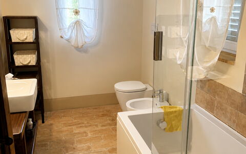 Il Casale al Colle: Baño, Piso, Arreglo De Tubería, Suelo, Diseño De Interiores, Bañera, Plomería, Loseta, Grifo, Baño