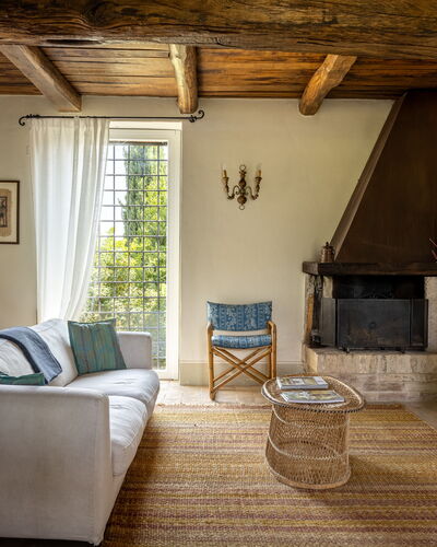 Il Casale al Colle: Mueble, Diseño De Interiores, Piso, Pared, Sofá, Suelo, Madera, Sala, Habitación, Casa