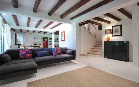 Villa Dorina: Mueble, Diseño De Interiores, Sofá, Piso, Suelo, Pared, Sala, Madera, Casa, Departamento
