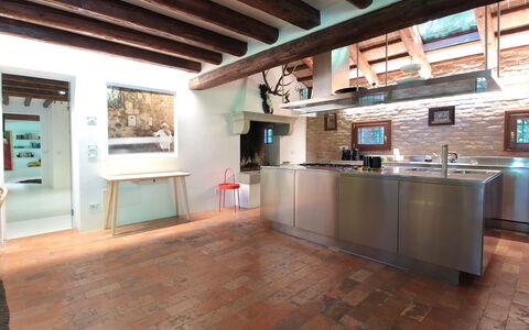 Villa Dorina: Cocina, Diseño De Interiores, Mostrador, Piso, Mueble, Madera, Techo, Suelo, Casa, Lámpara