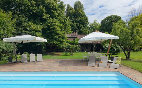 Villa Dorina: Piscina, Recurso, Sombra, Mueble Para Exteriores, Inmuebles, Ocio, Césped, Patio Interior, Jardín, Hacienda