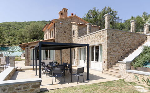 Villa Maddalena alla Guglielmesca: Mueble, Mueble Para Exteriores, Cocina Y Comedor Mesa, Casa, Mesa Al Aire Libre, Silla, Puerta, Patio, Porche, Sombra